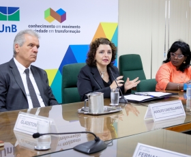 Delegação da Embaixada de Cuba, a Reitora da União de Santiago de Cuba, Diana Sedal Yanes e o Prof. Fidel Castro Neto, em reunião com Reitora da UnB, profª. Rozana Naves. 21/10/2025 Foto: Beto Monteiro/Ascom UnB